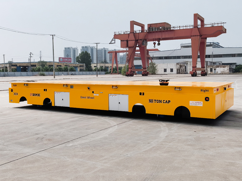 چمدان های ذخیره سازی نفت که با چمدان حمل و نقل سنگین حمل و نقل الکتریکی کار می کنند